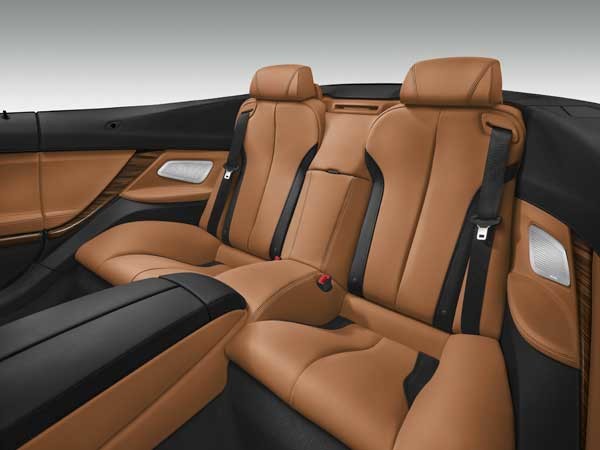 Az új BMW 6-os Coupé hátsó ülései is kényelmesek, igaz, csak ketten férnek el