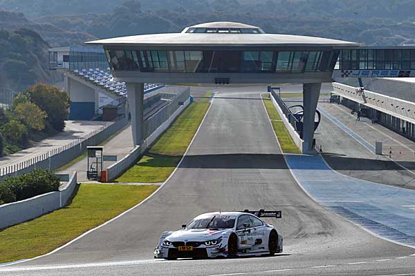 A spanyolországi Jerez de la Frontera versenypályáján a BMW Motorsport autója