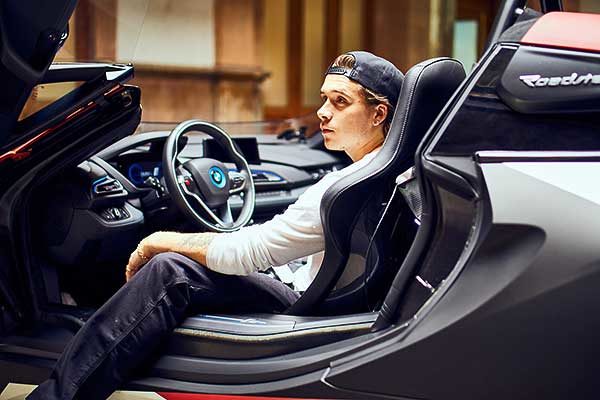 "Felragyogott a szemem" – Brooklyn Beckham a BMW i8 Roadster Safety Car keltette első benyomásról