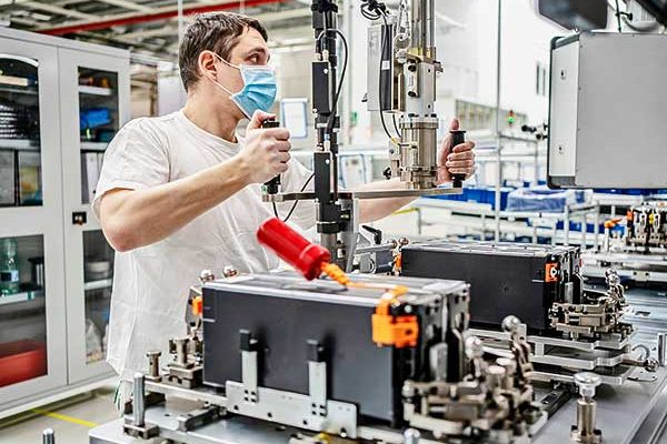 Terv alapján indult újra a nagyfeszültségű hajtásrendszer-akkumulátorok gyártása a Škoda AUTO üzemében