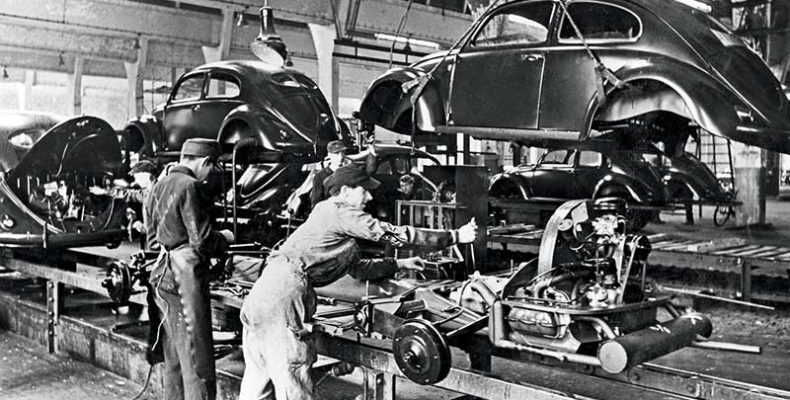 75 évvel ezelőtt kezdődött a Volkswagen Beetle sorozatgyártása Wolfsburgban