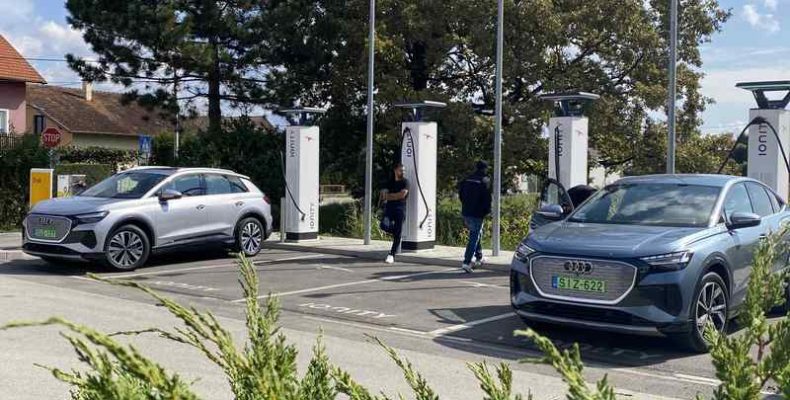 Audi e-tron modellekkel az Adriára: az elektromos autózás nem szorul többé a település falain belülre