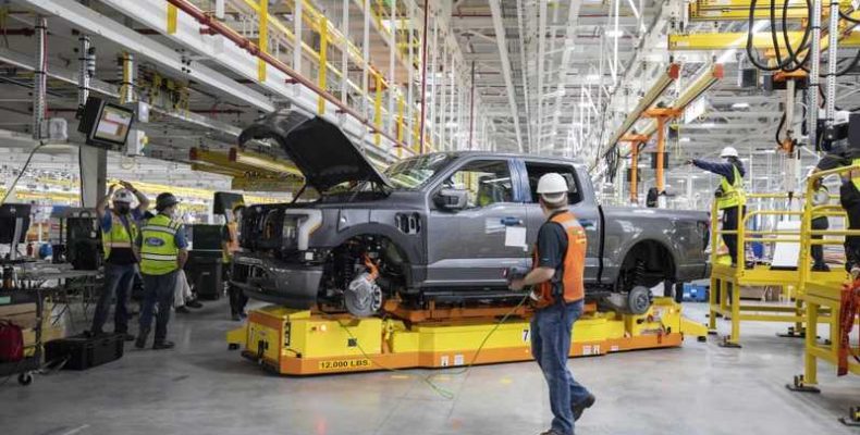 A Ford azt tervezi, hogy közel duplájára növeli az elektromos F-150 Lightning termelését