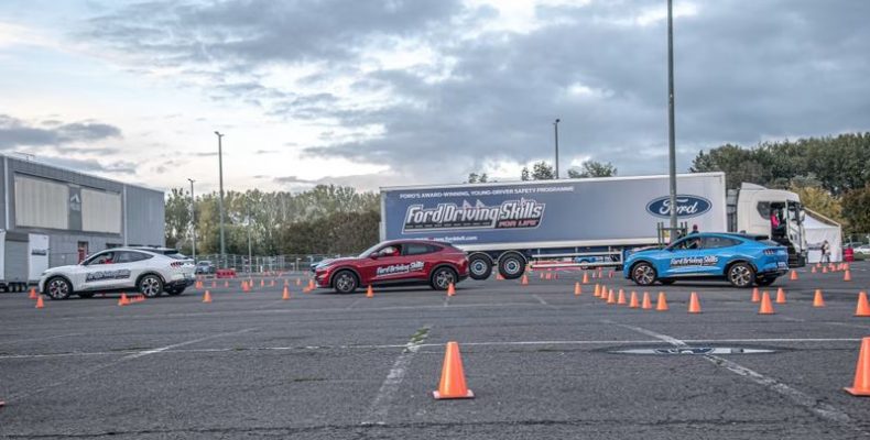 A Ford idén is nagy sikerrel rendezte meg fiataloknak szóló költségmentes vezetéstechnikai tréningsorozatát