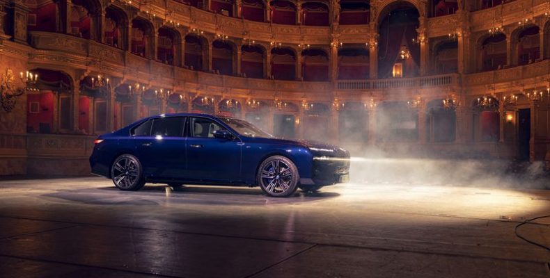 Reflektorfényben a BMW i7, exkluzív fényképezés az Operaház színpadán